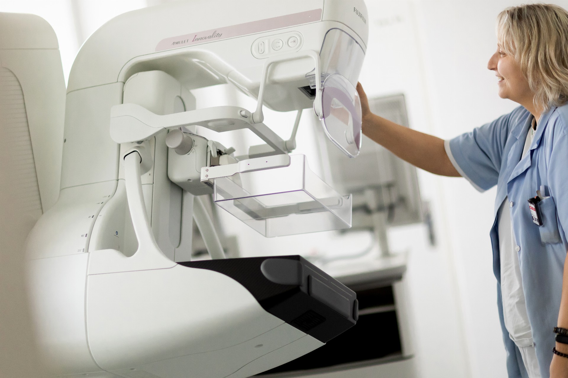 V Chrudimské nemocnici slouží nový mamograf. Pacientky si ho chválí