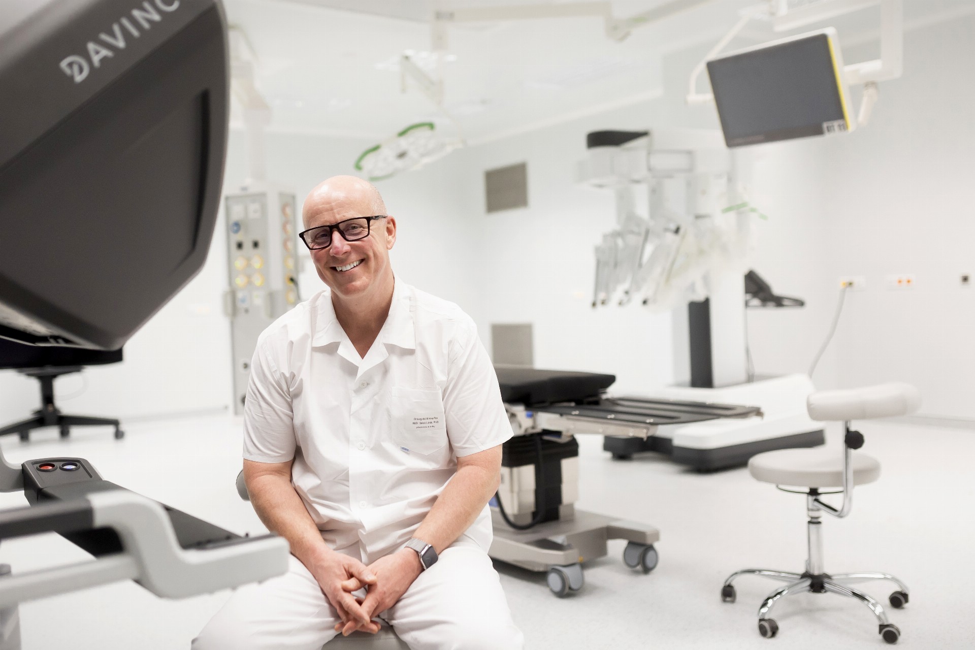 Chirurgický robot je technika světové úrovně, říká přednosta Lukáš Sákra.