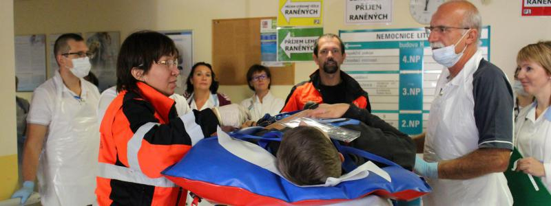 Zranění z hromadné nehody v Hřebečském tunelu byli cvičně ošetřeni