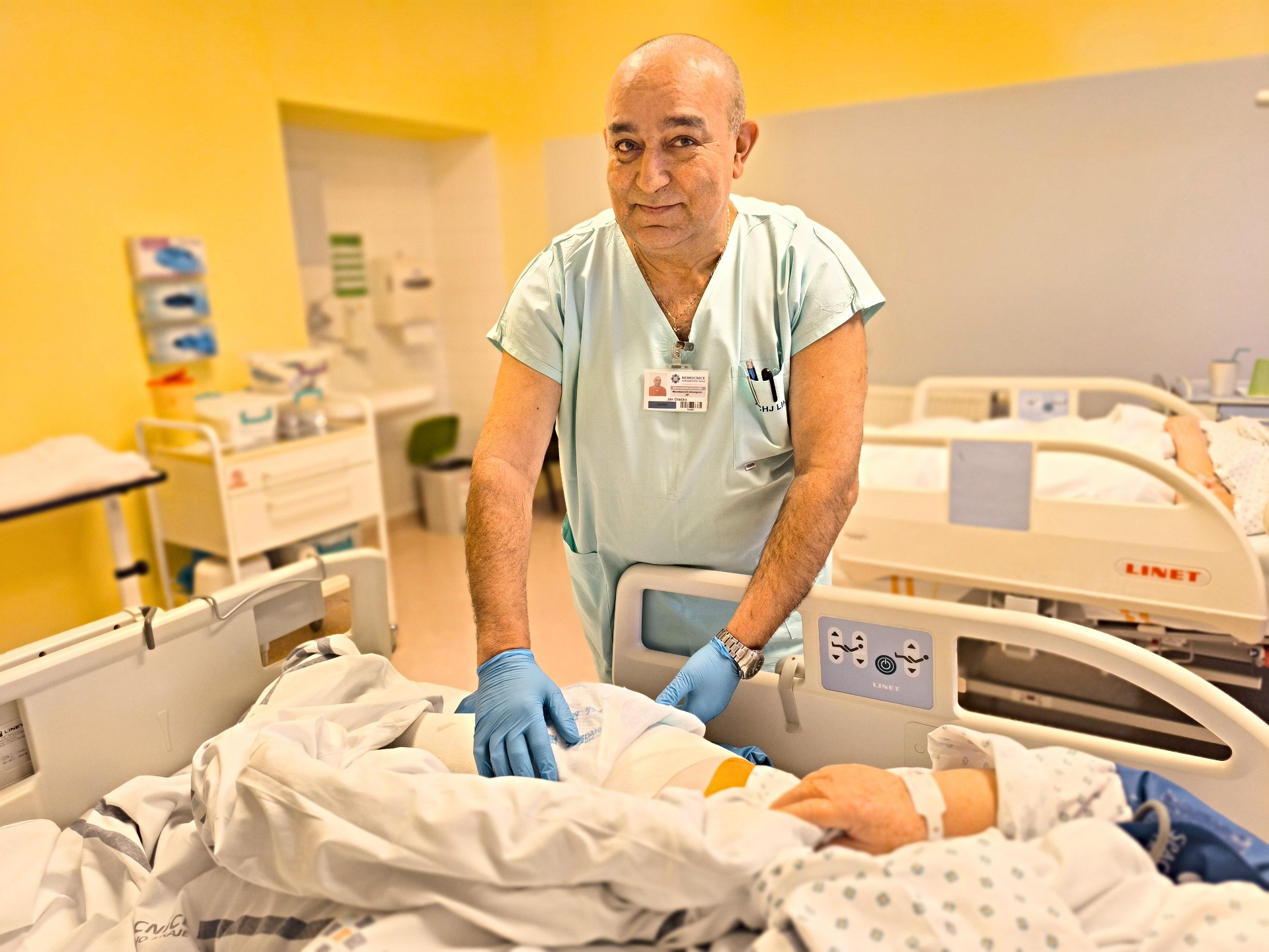„Součástí mé práce je vytvořit pacientovi komfort a pohodlí,“ říká sanitář Litomyšlské nemocnice