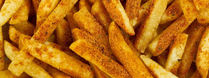 Smažák s hranolky do jídelníčku ve vedrech nepatří, způsobují únavu a ztrátu pozornosti