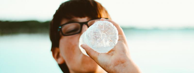 Studenou vodu na osvěžení, teplou na žízeň, radí urolog
