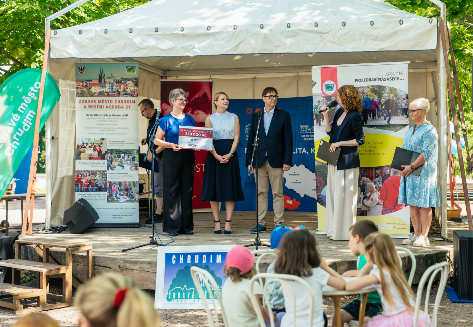 Chrudimská nemocnice oslavila Den zdraví a obdržela šek na nové vybavení