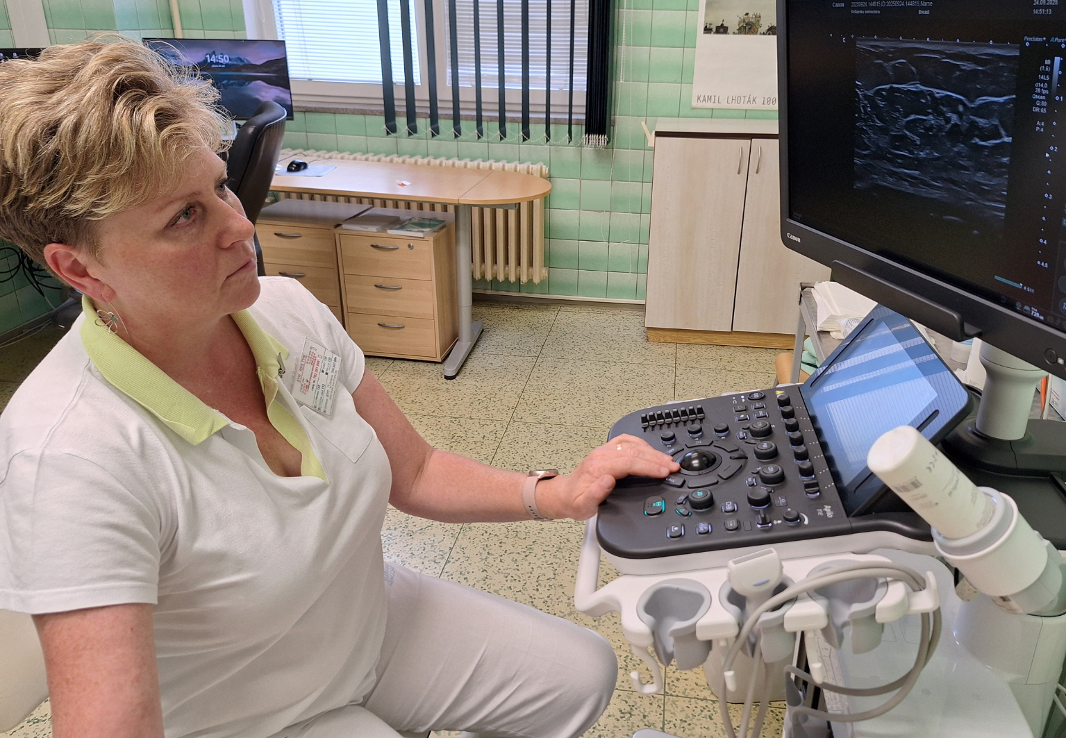 Nový ultrazvukový přístroj přinesl pacientkám ve Svitavské nemocnici vyšší komfort při vyšetření prsu