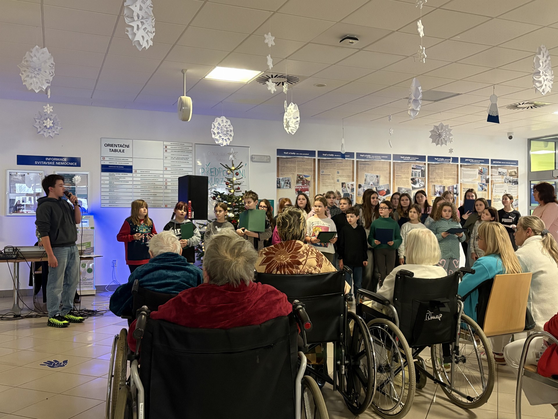 Předvánoční melodie rozzářily nemocniční halu