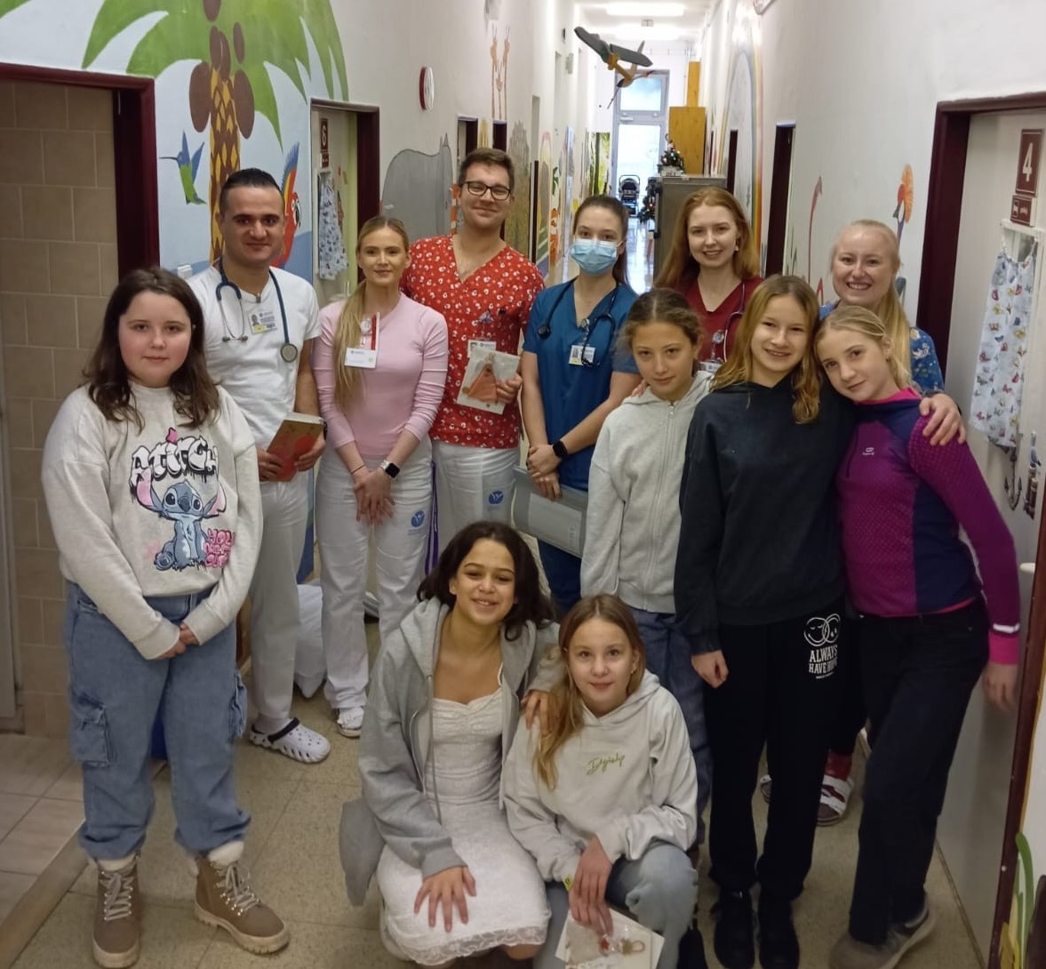 Děti přinesly do Svitavské nemocnice vánoční poděkování i úsměv