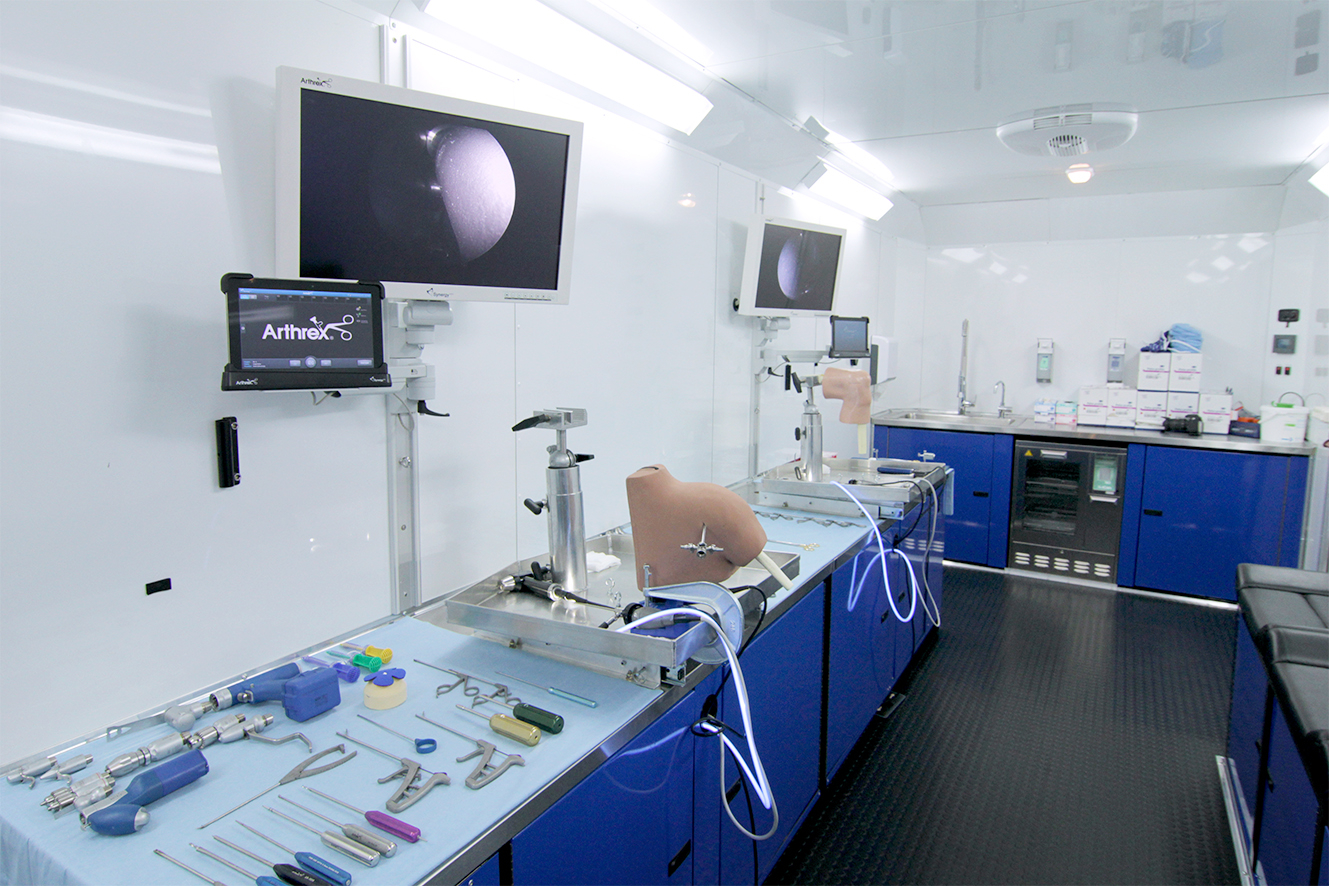 Pardubičtí lékaři budou nacvičovat artroskopické operace v „kamionu“