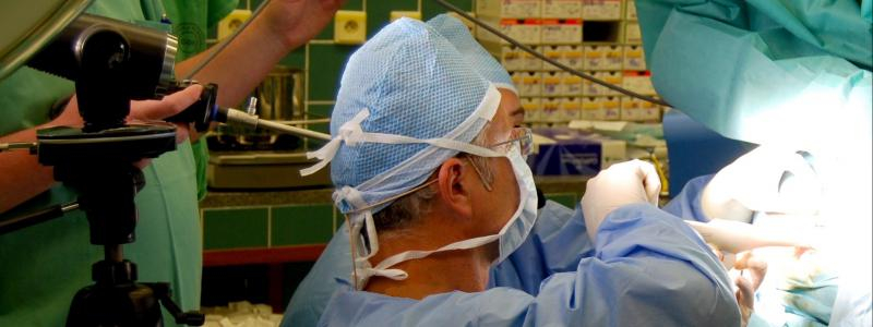 Chirurgická konference s live přenosy operací podpořila mezioborovou spolupráci