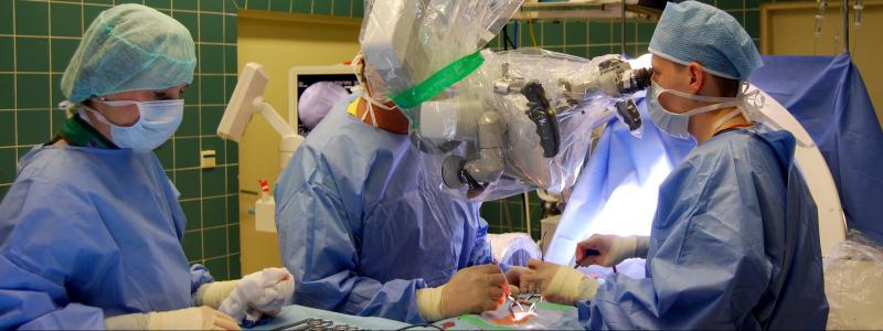 Špičkový mikroskop rozšířil operační možnosti neurochirurgů
