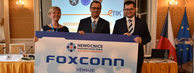 Společnost Foxconn věnovala deset tabletů pro dětské pacienty Pardubické nemocnice