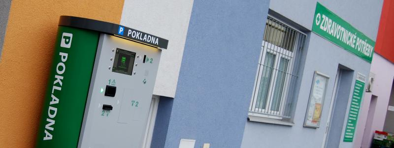 Za parkování v areálu Pardubické nemocnice se nově bude platit v automatech