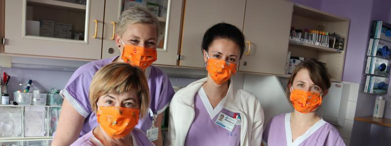 Děkujeme, že pro nás šijete roušky. Vaši pomoc potřebujeme i nadále