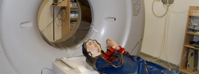 Starou dámu zkoumal počítačový tomograf. V Pardubické nemocnici poprvé snímali sochu