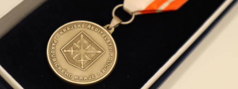 Pardubičtí soudní lékaři pomáhají objasňovat zločiny, teď za svou pomoc dostali od policie vyznamenání